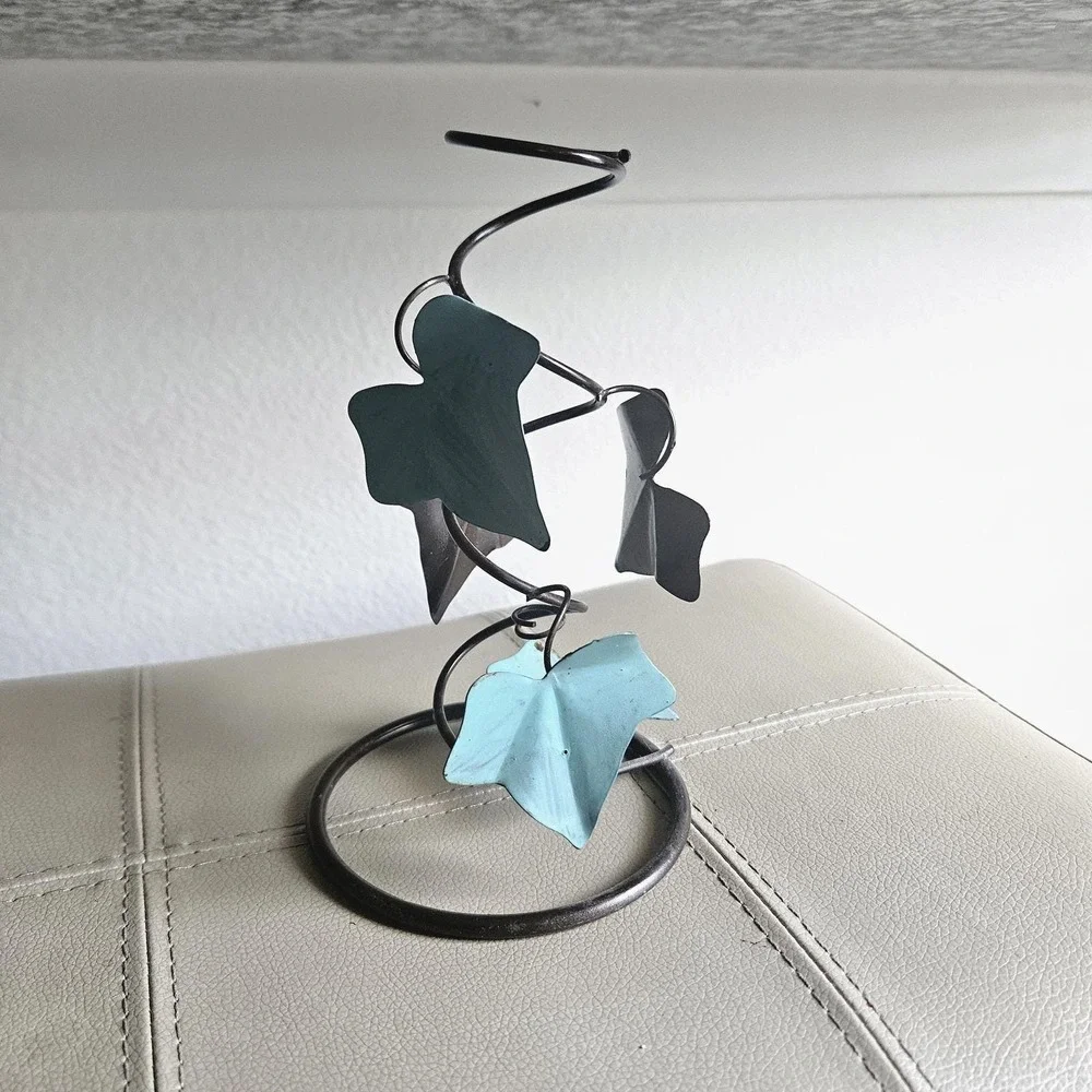 Vintage metal ivy leaf vase stand/holder